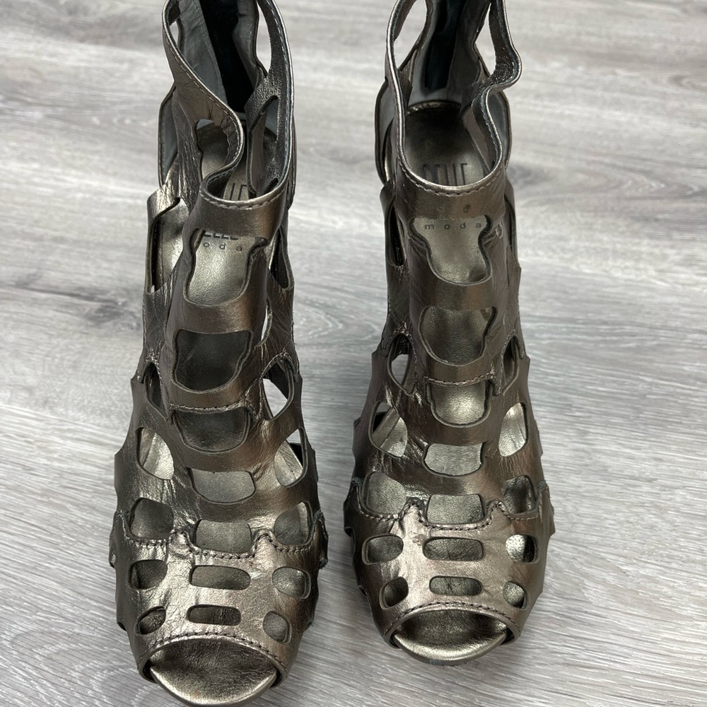 Pelle Moda leather booties. Size 8.